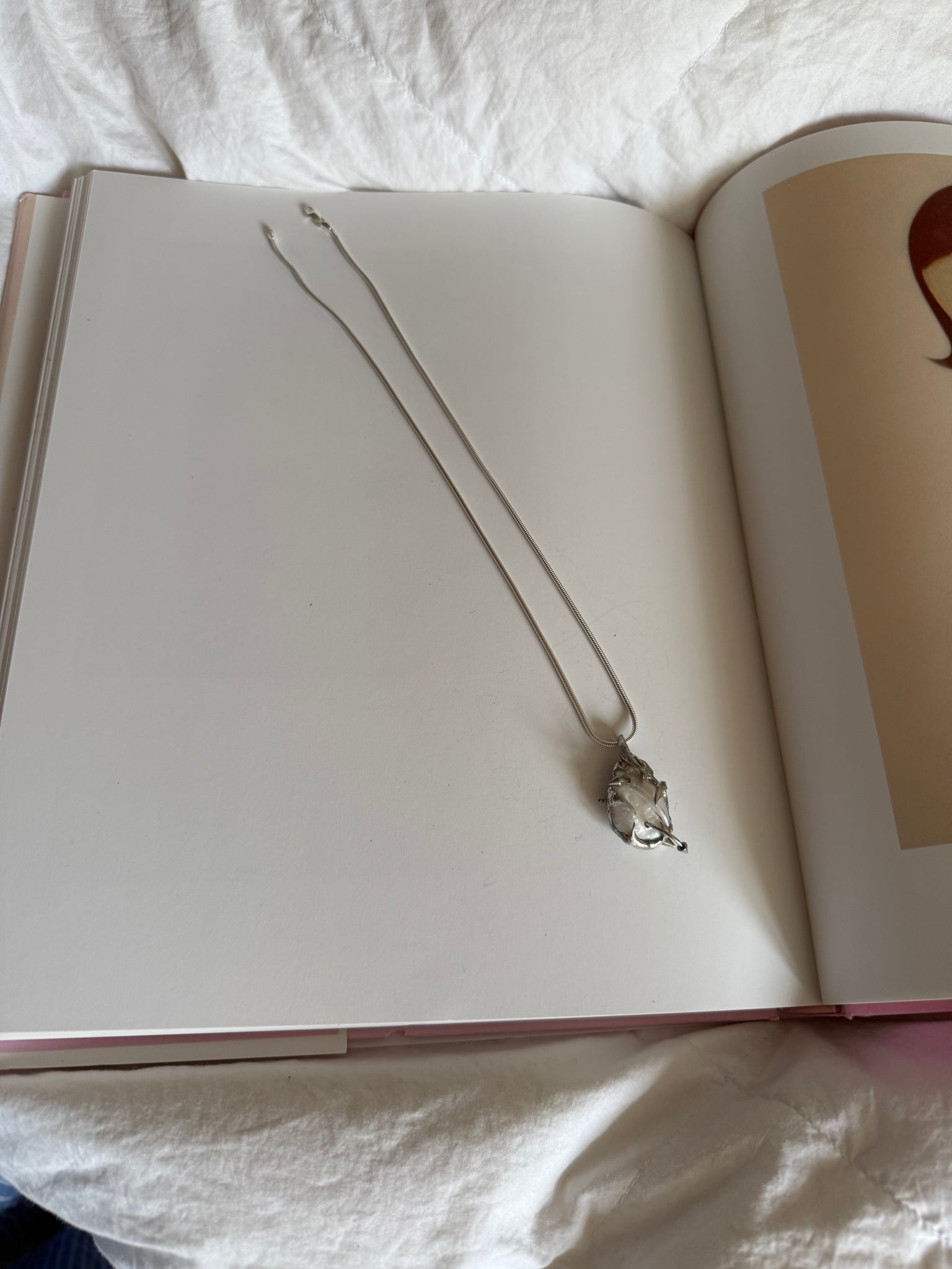 „iris“ pierced charm- Monoklin