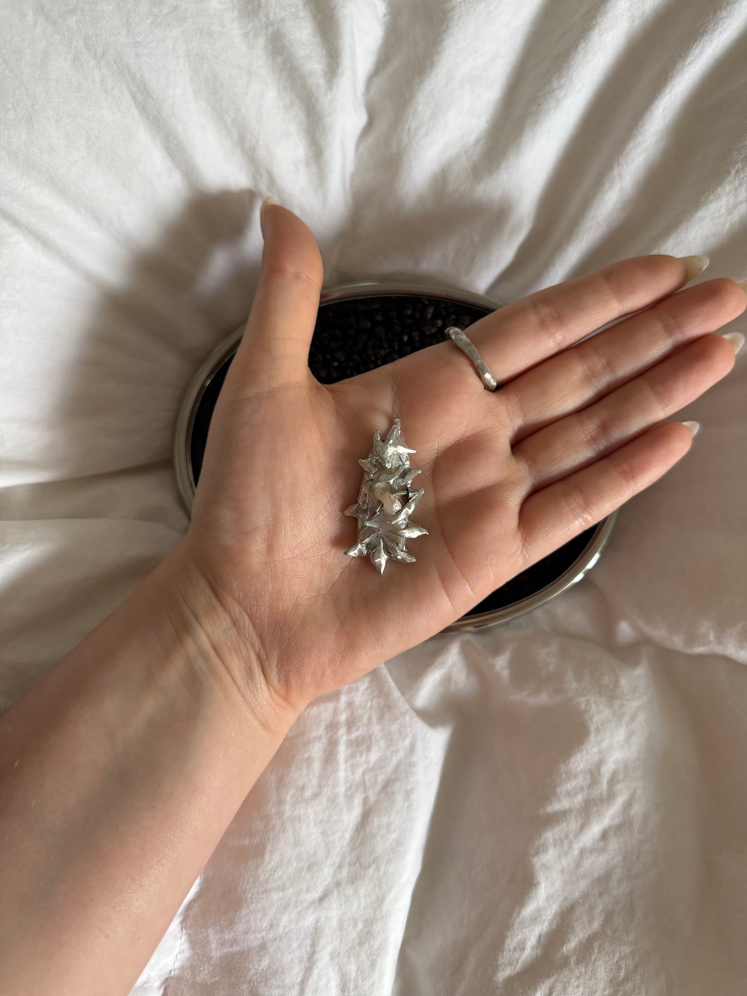 „Vyn“ pierced charm- Monoklin