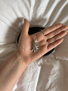 „Vyn“ pierced charm- Monoklin