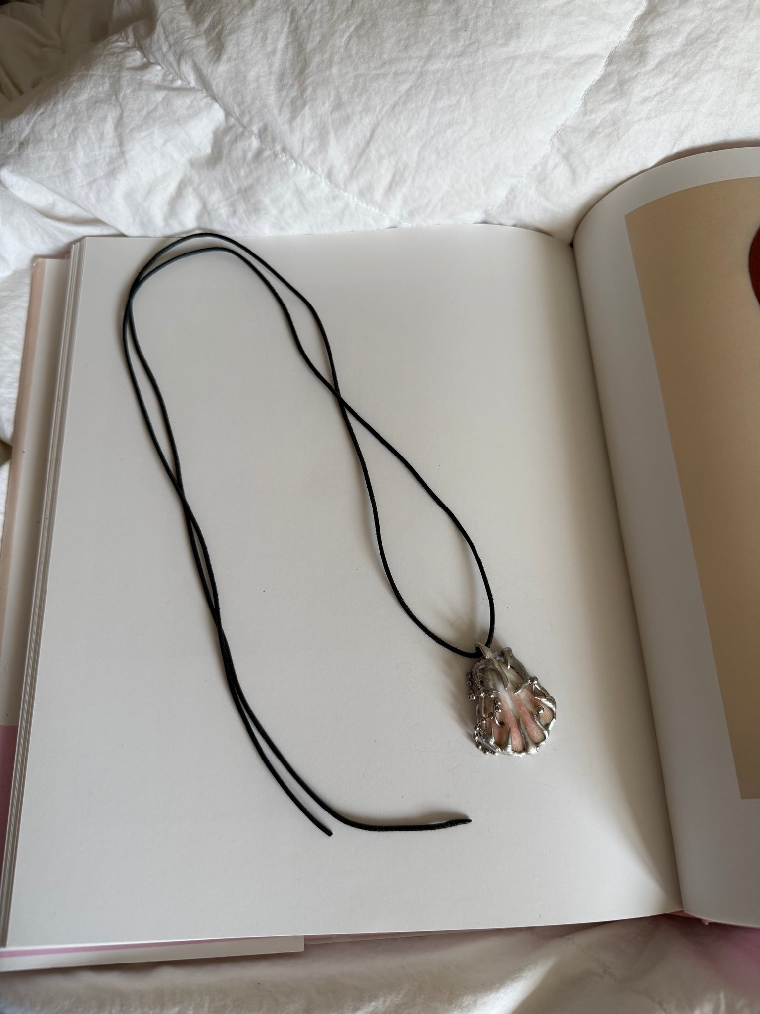 „nym“ pearled charm - Monoklin
