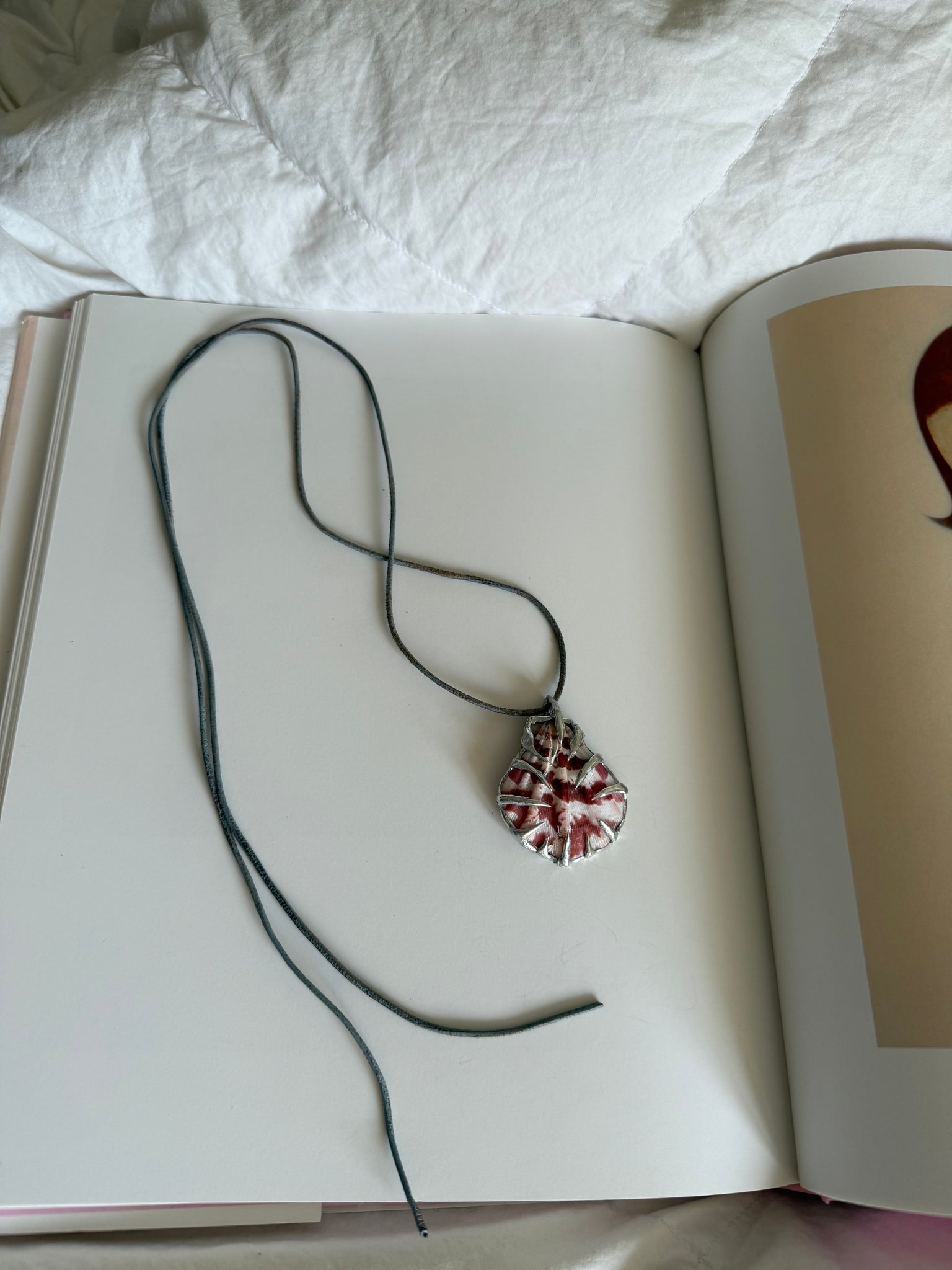 „roja“ seashell charm  - Monoklin