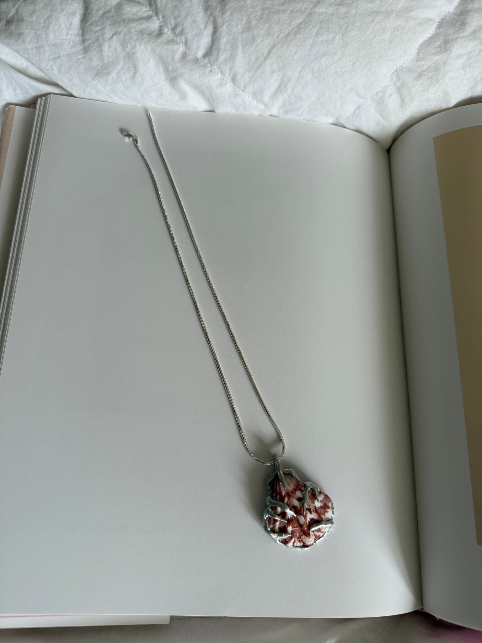 "coral" seashell charm - Monoklin