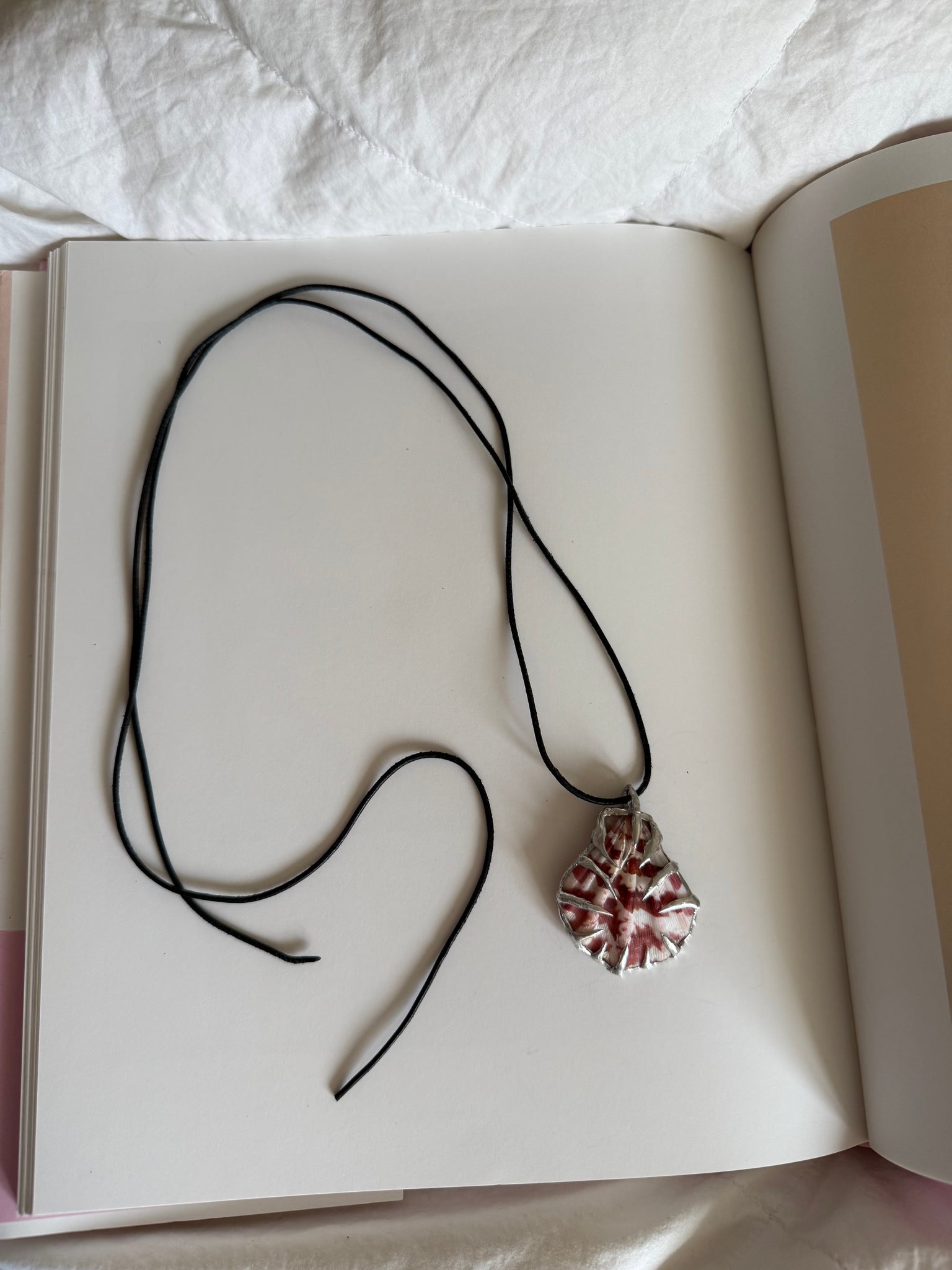 „roja“ seashell charm  - Monoklin