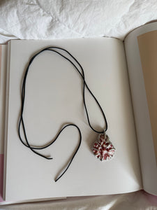 „roja“ seashell charm  - Monoklin