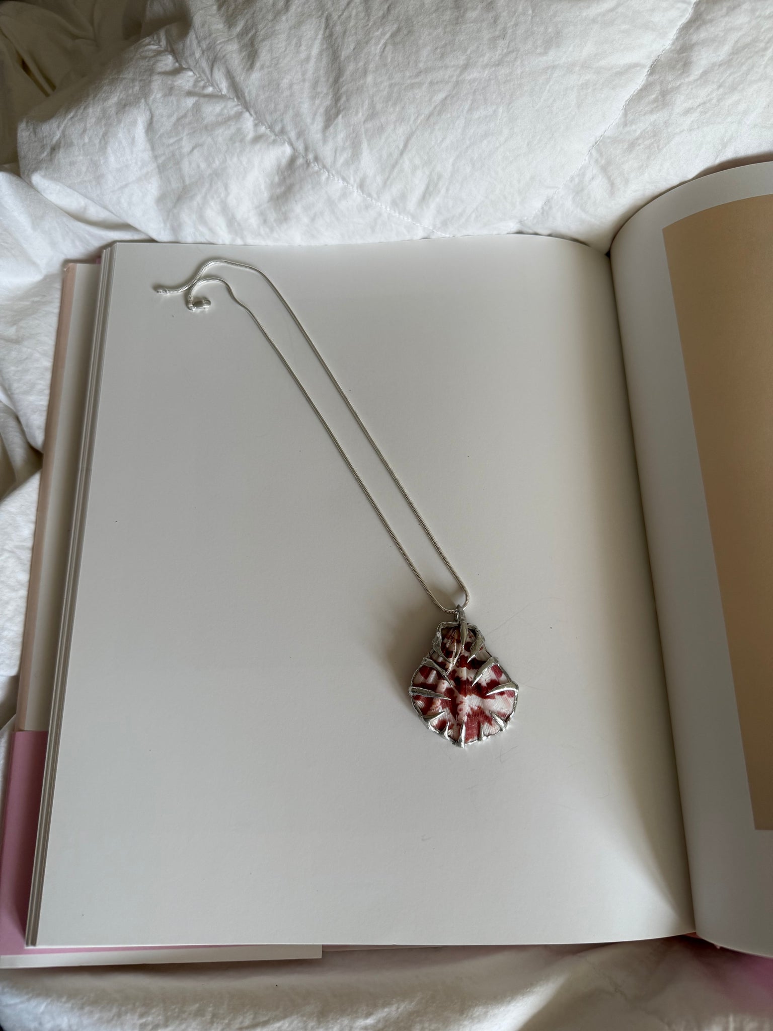 „roja“ seashell charm  - Monoklin